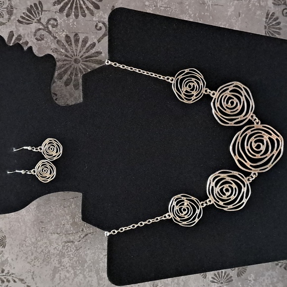 Paparazzi "Rosy Rosette" Necklace & Earring Set - Picture 2 of 5